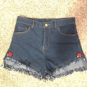 Frayed denim shorts with rose patch